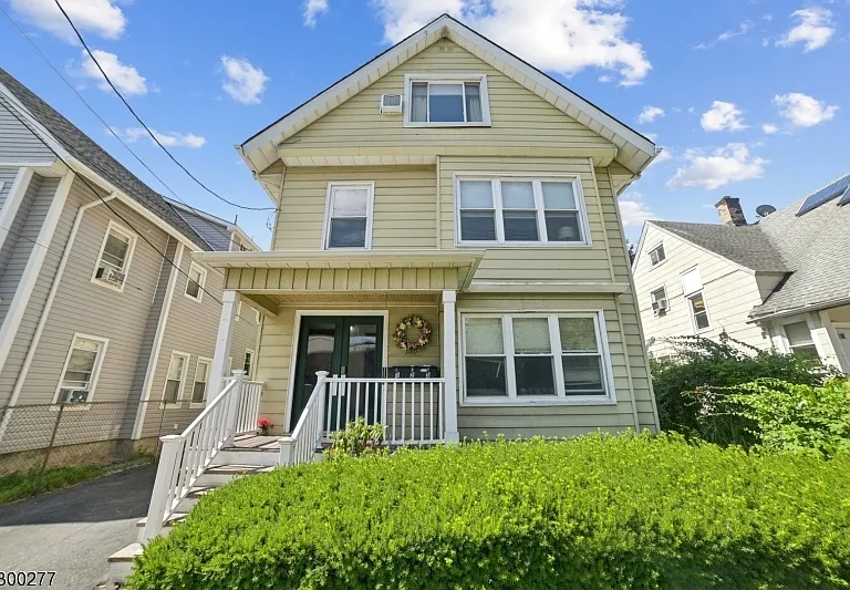16 Henry St #2 — Photo 2