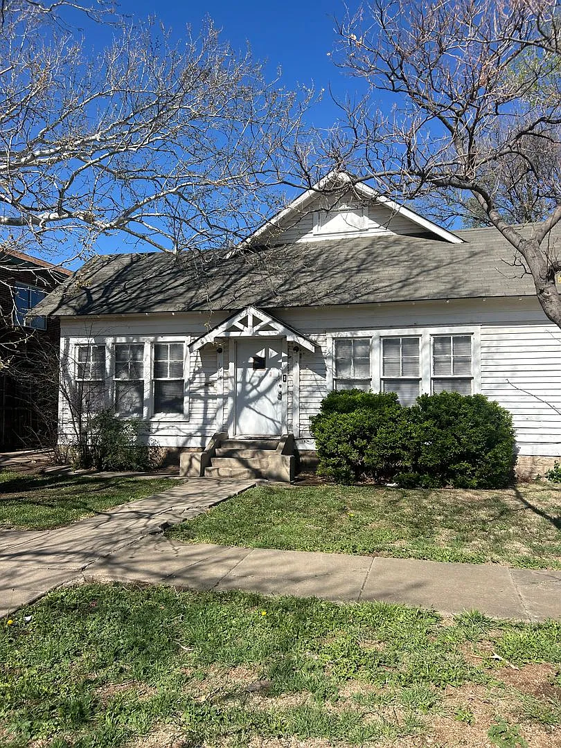 1614 S Jackson — Photo 1