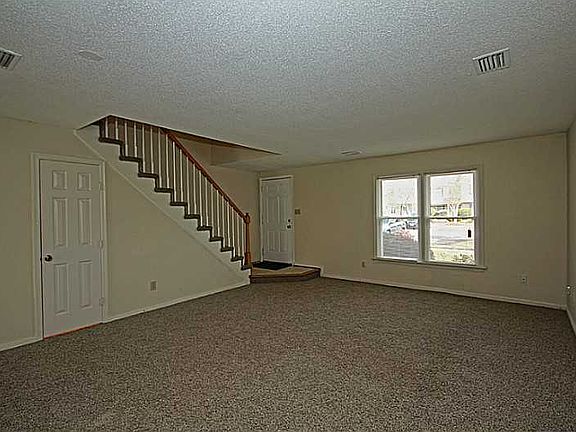 3rd image of 205 Alder Wood Dr