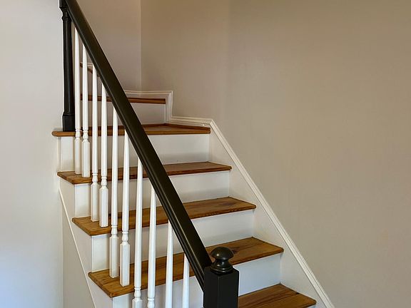 stairwell to upstairs in entry hall