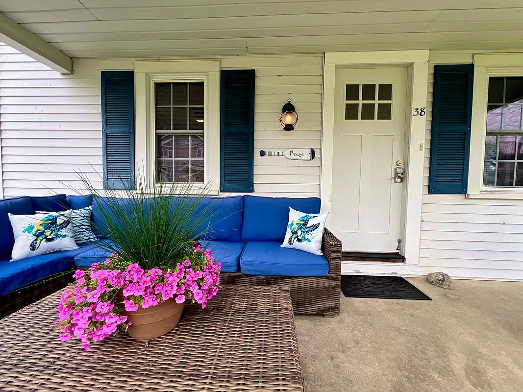 3 bed, 1.0 bath, 912 sqft, $2,400 — Photo 3