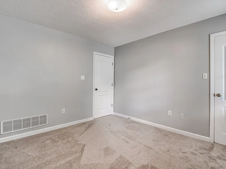 9461 Hickory Dr — Photo 33