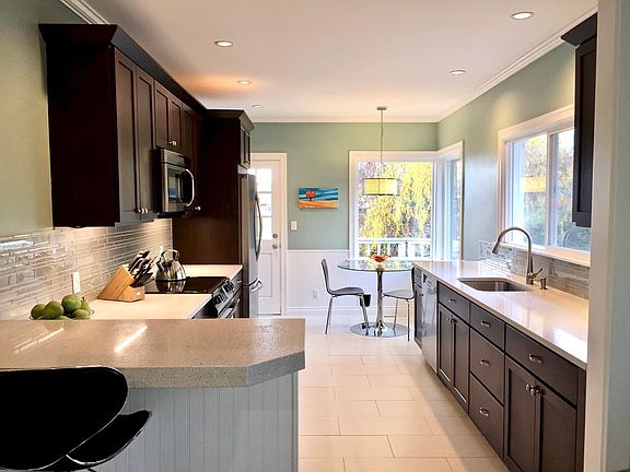 Large Kitchen with Breakfast Nook