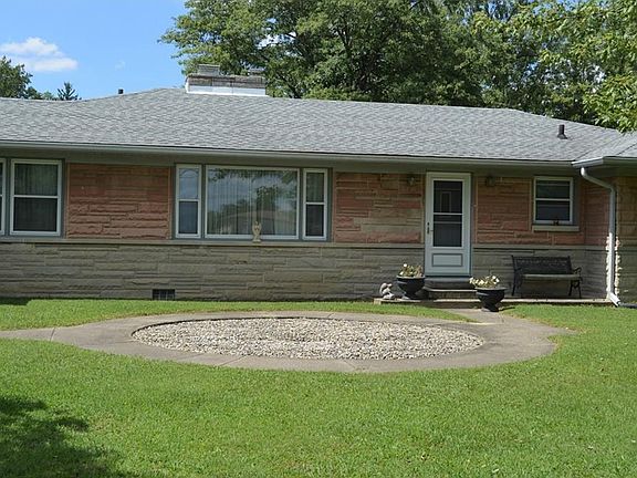Sidewalk wrapped area in front waiting on your decorating touches.
