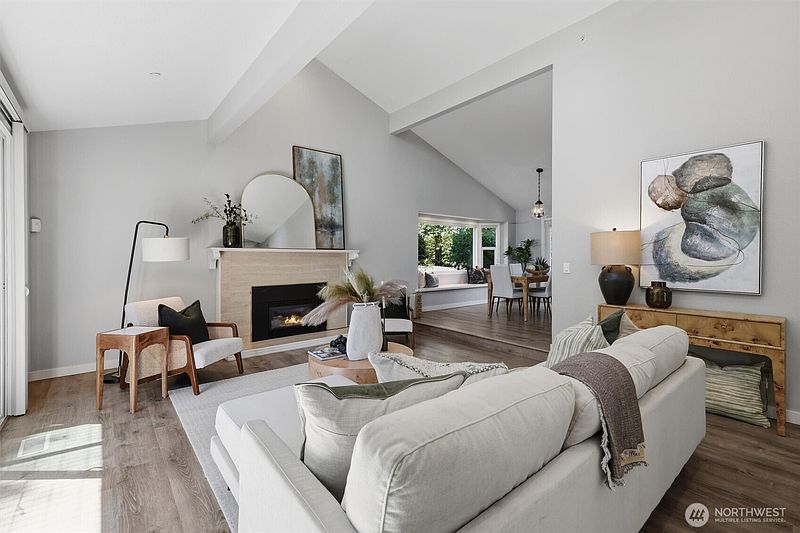 3rd image of 2209 W Lake Sammamish Parkway NE