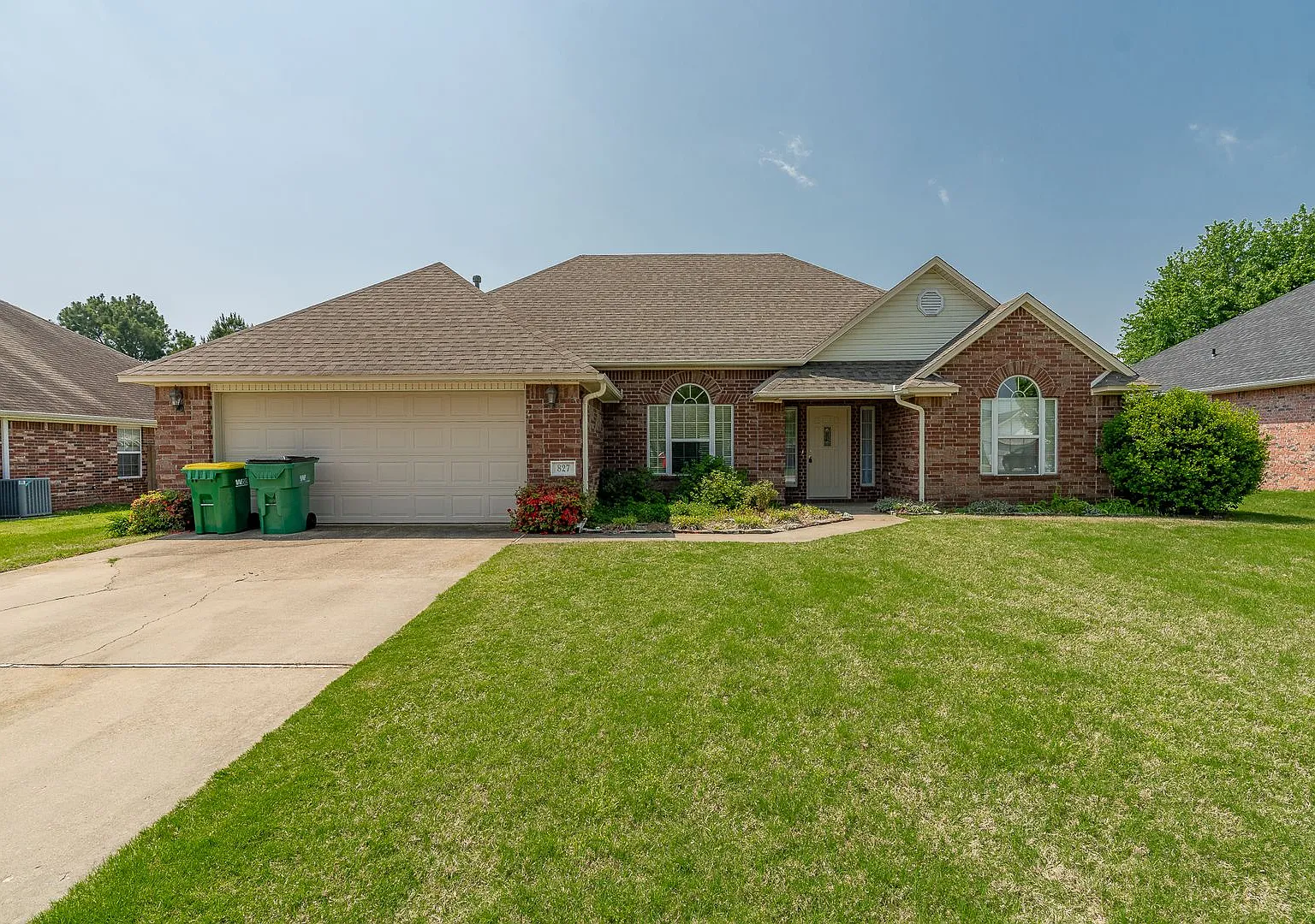 Beautiful 3-bedroom 2 bath Home in Springdale!! Fenced Yard!! — Photo 1
