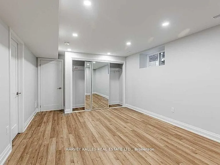 987 Avenue Rd #LOWER — Photo 16