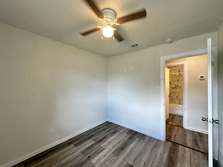 1410 Hammond Dr — Photo 11