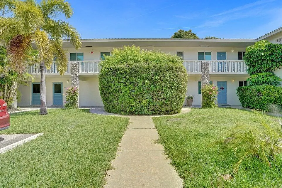 2 bed, 2.0 bath, 890 sqft, $2,100 — Photo 1