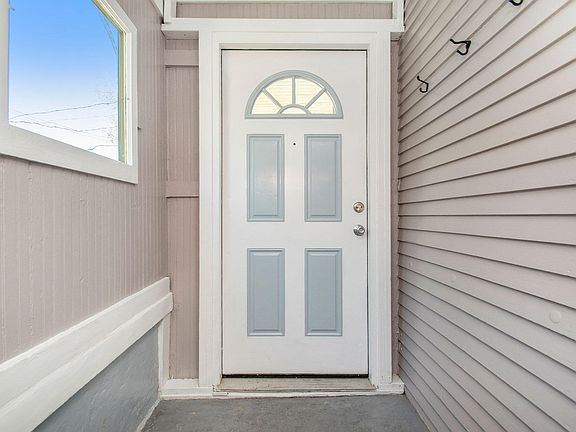 4th image of 712 Baxter St SE