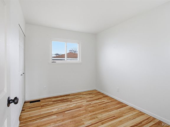 5th image of 15225 Common Rd