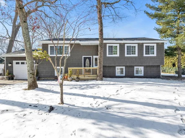 133 Trout Brook Ln, Riverhead, NY 11901