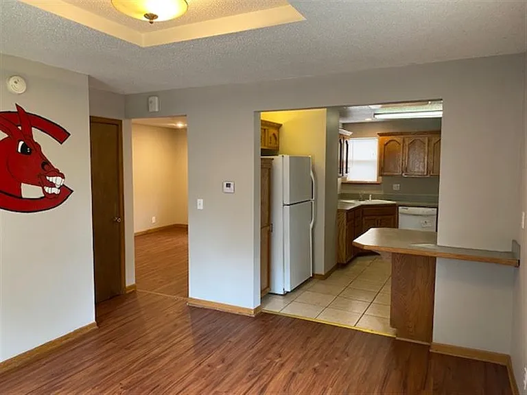 311 E Culton St — Photo 5