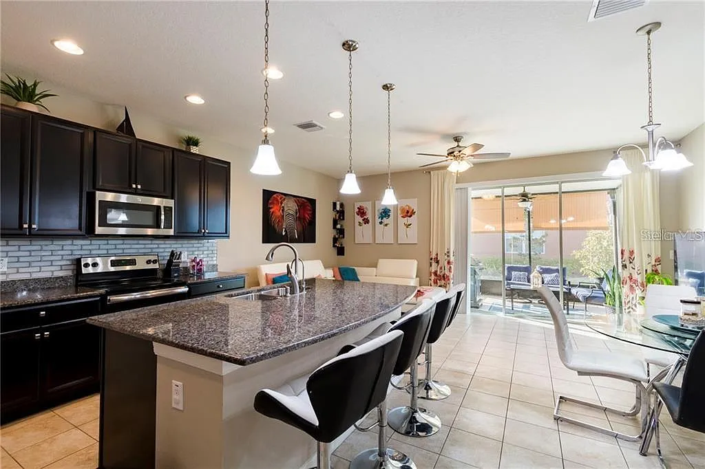 3 bed, 2.5 bath, 1400 sqft, $1,975 — Photo 2