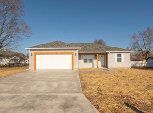 1435 E Chestnut St, Bolivar, MO 65613