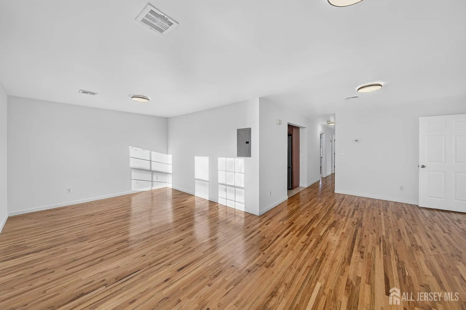 3 bed, 2.0 bath, 2456 sqft, $2,700 — Photo 3