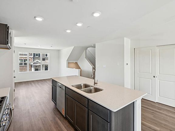 4th image of 1261 Foxglove Dr