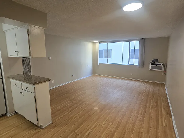 Harvard Apartments — Photo 44