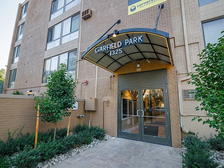 Garfield Park Apartments — Photo 15