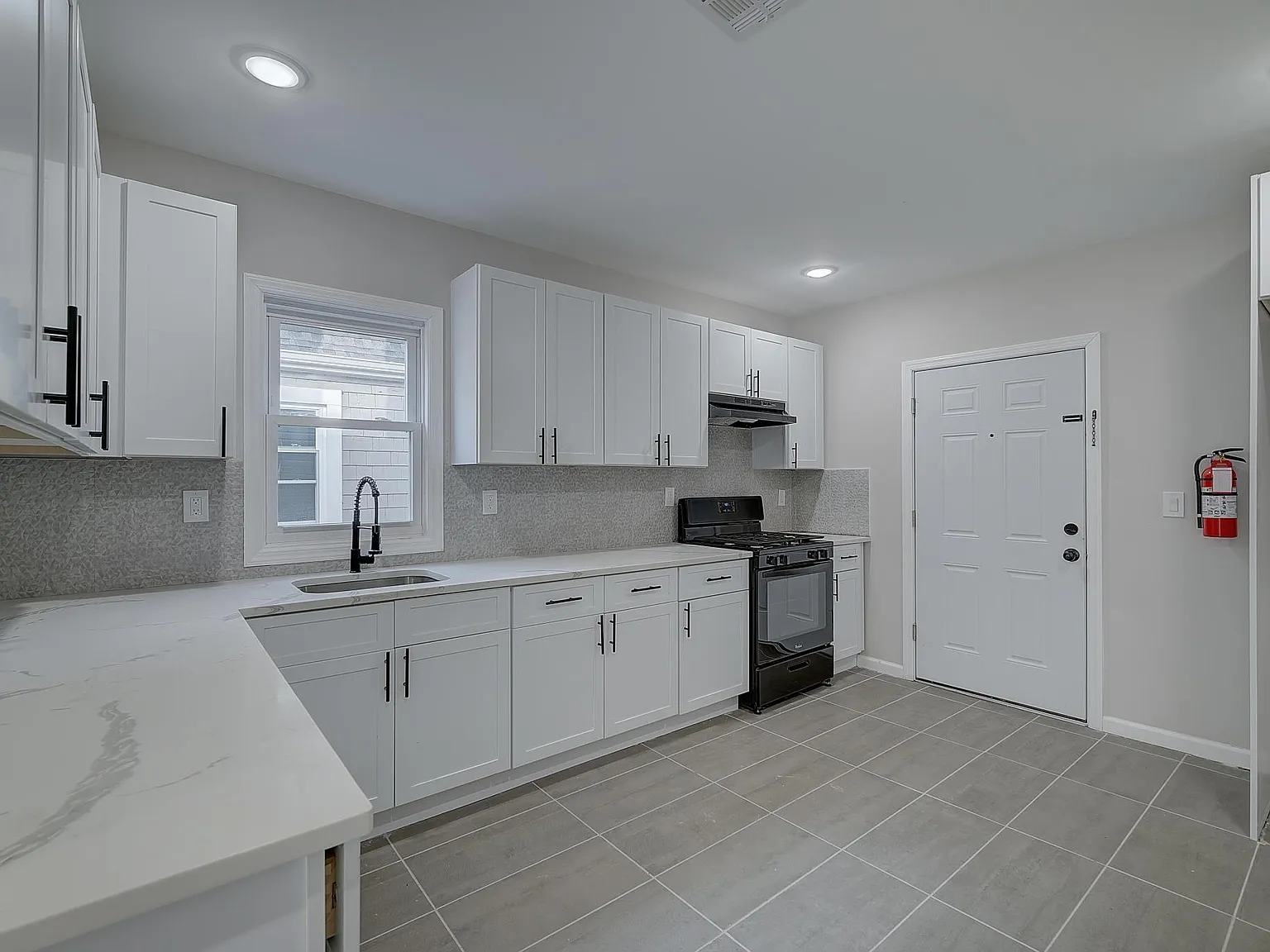 5 bed, 2300 sqft, $3,800 — Photo 4