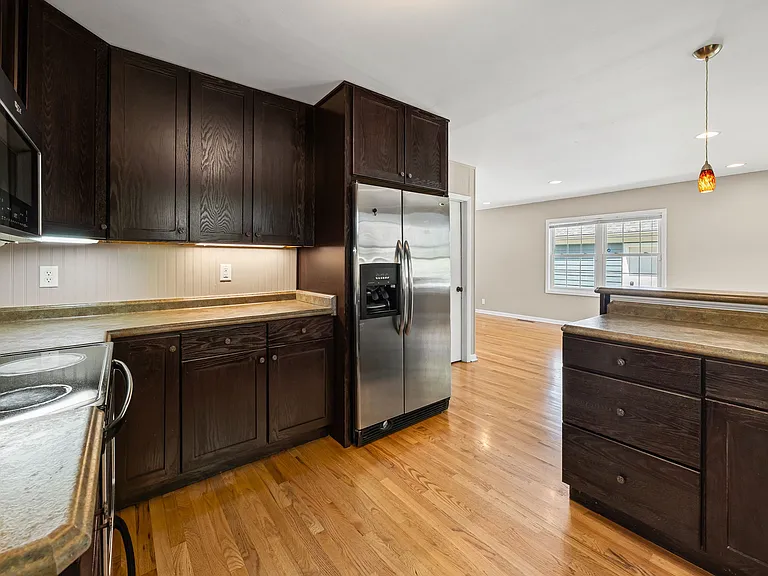 2260 N River Rd — Photo 9