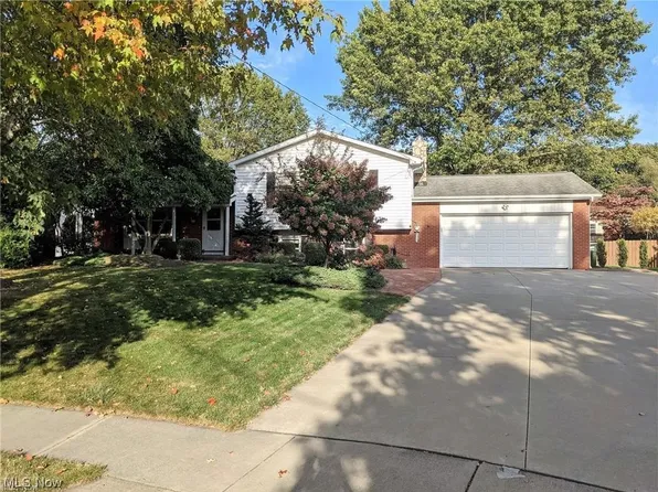 445 Green Meadow Dr, Tallmadge, OH 44278