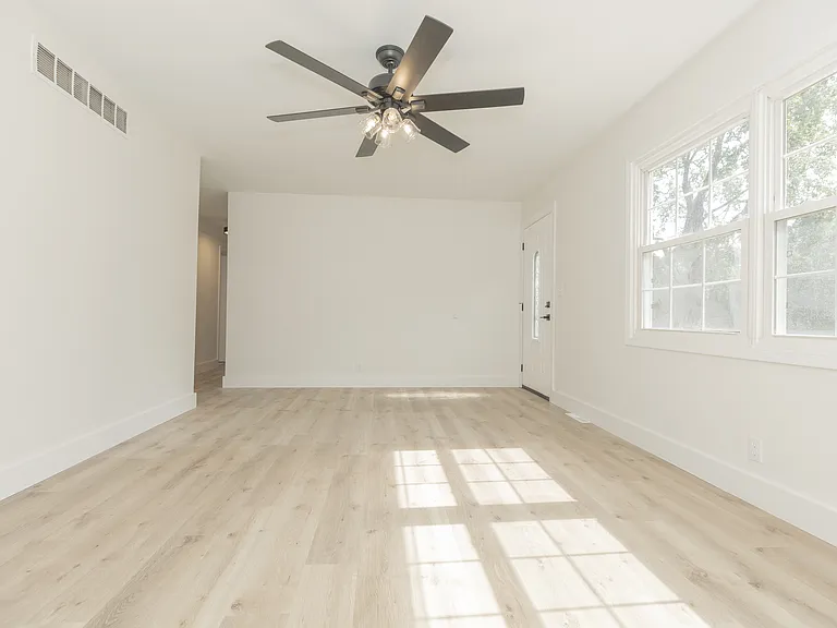 711 Carole Pl — Photo 5