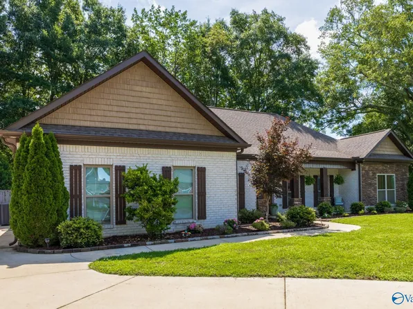 136 Chambray Dr, Owens Cross Roads, AL 35763