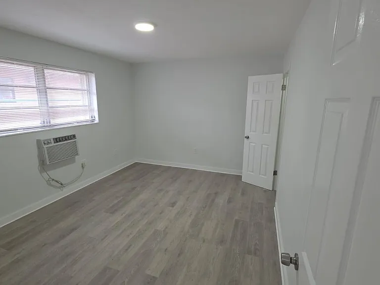 7624 Pembroke Rd #C — Photo 11