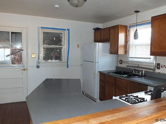 4th image of 301 W 10th St