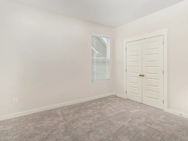 Guest bedroom/fex room downstairs