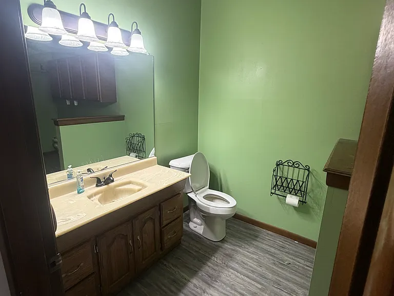 3301 Canterbury Dr — Photo 8