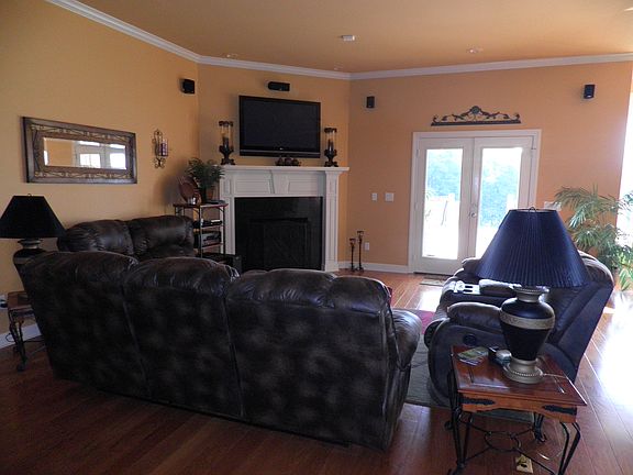 3rd image of 313 Greystone Ln
