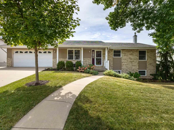 5580 Sun Valley Dr, Dubuque, IA 52002