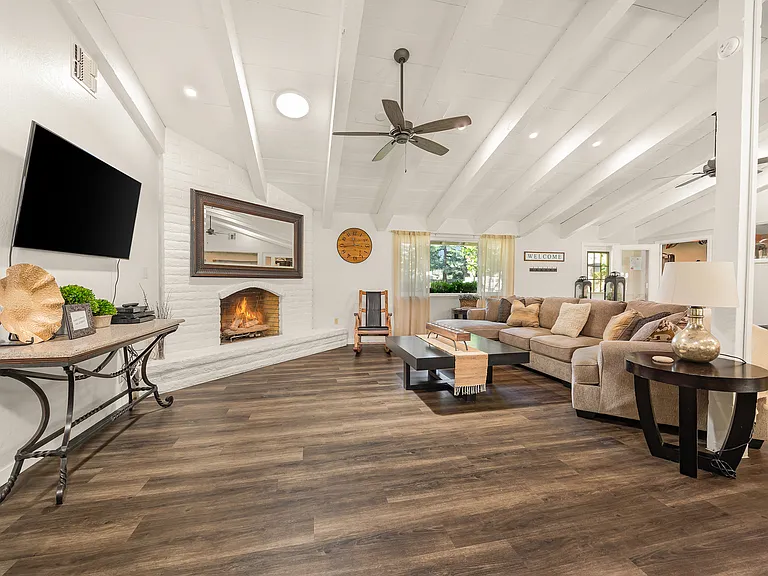Lassen Villa Apartments — Photo 8