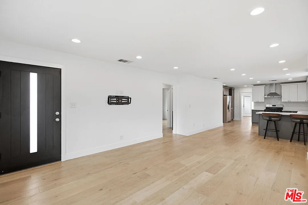 3 bed, 2.0 bath, 1250 sqft, $5,495 — Photo 3