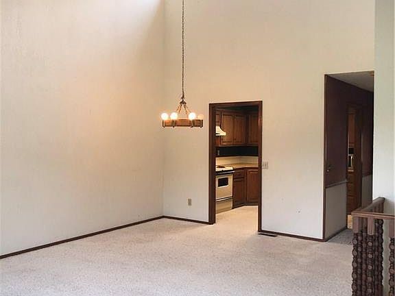 3rd image of 12 Shakespeare Dr