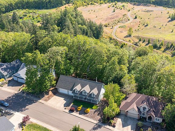 2nd image of 473 Melvill Cres