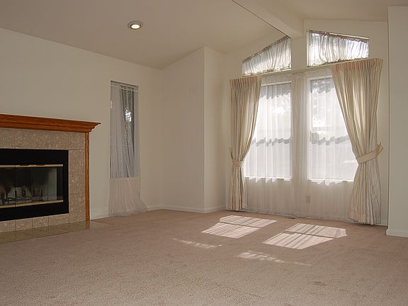 3rd image of 320 Edlee Ave