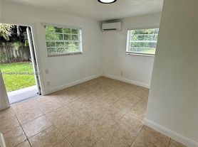 810 NW 40th St, Fort Lauderdale, FL