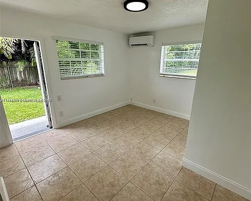 810 NW 40th St #1-3 Photo 1
