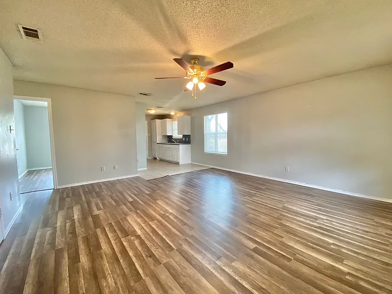 2913 Bates St — Photo 2