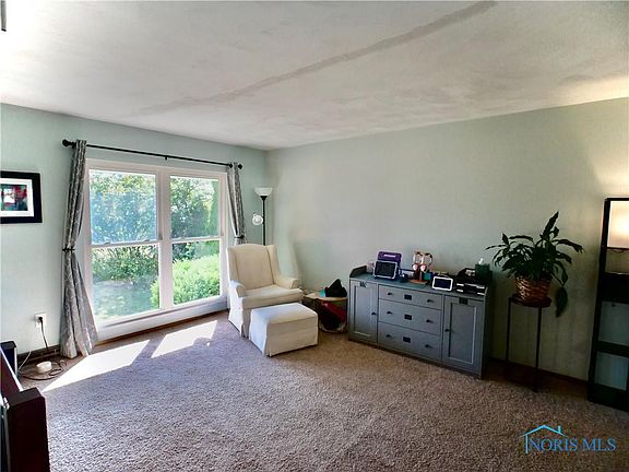 4th image of 215 Earl St