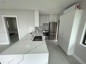 1050 NE 9th Ave