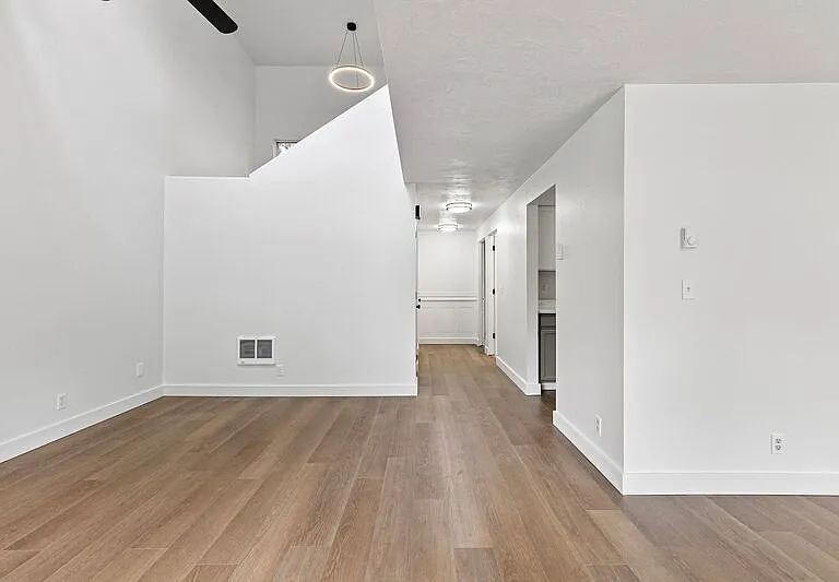 2105 Hawkins Ln — Photo 14