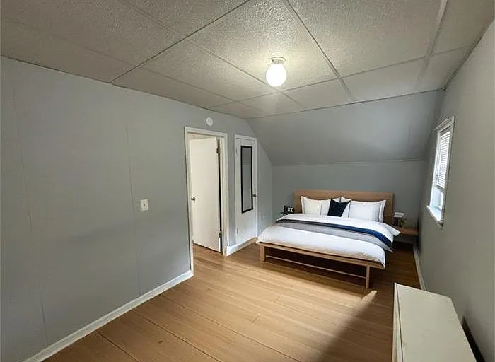 240 Dixon Ave — Photo 4