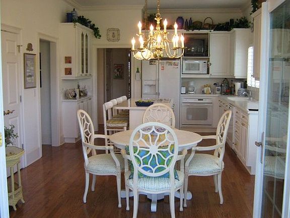 Gourmet kitchen and breakfast area