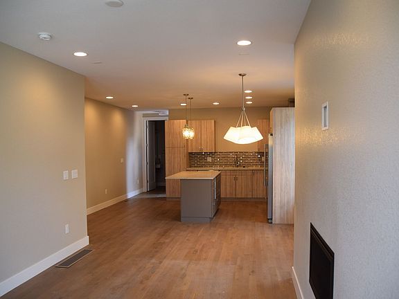 4th image of 716 W 1st Ave
