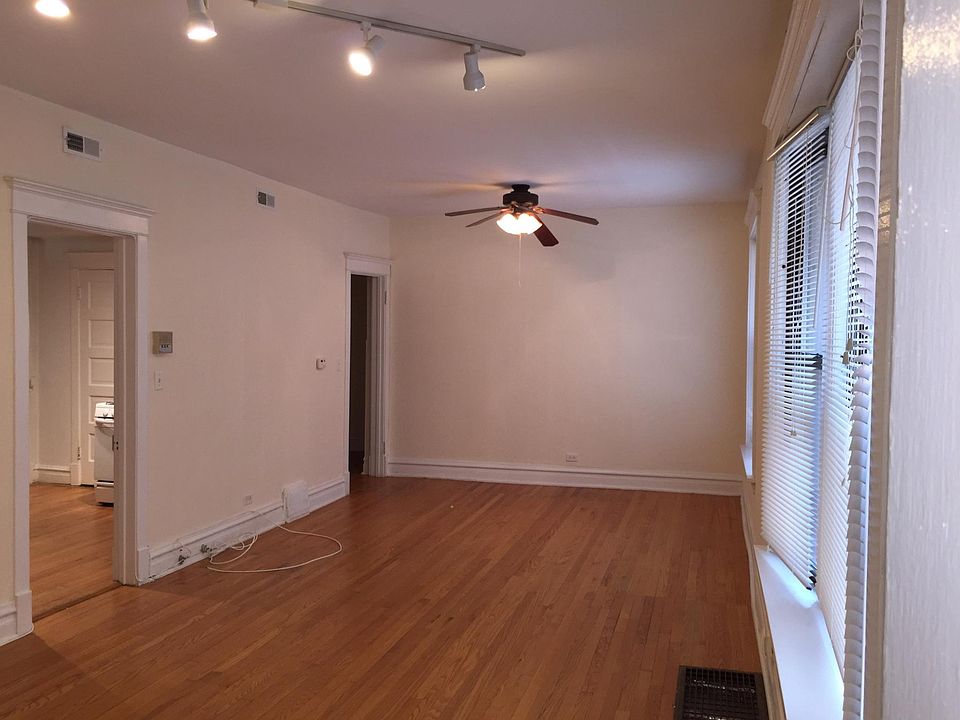 BIG LIVING ROOM AND DINING ROOM