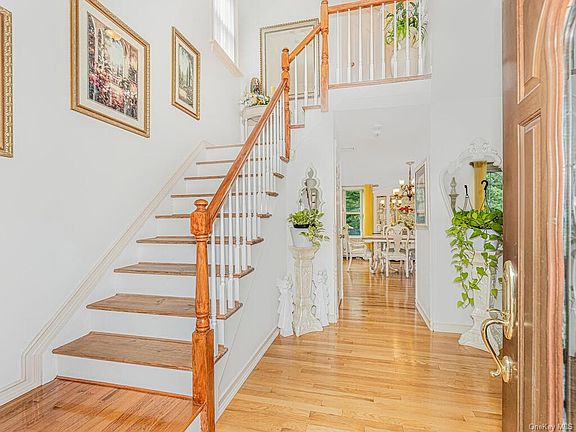 3rd image of 2 Ramblewood Dr